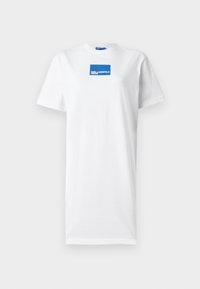 Biela krátkorizná tričko z bavlny s modrým obdĺžnikovým logom na prednej strane. Priamy lem a okrúhly výstrih.