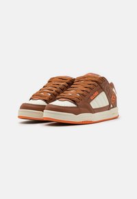 Globe TILT - Tennised - antique/mocha