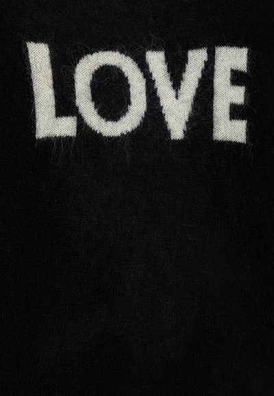 Tejido negro de punto con la palabra "AMOR" destacada en letras blancas, con una textura suave y una ligera borrosidad.