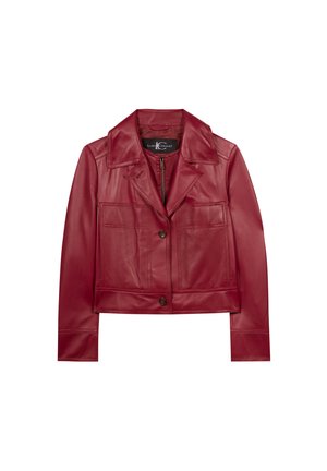 Rote Lederjacke, tailliert, mit spitzem Kragen, Fronttaschen, Knopfverschluss und glatter Textur. Sie hat lange Ärmel und einen Reißverschluss vorne.
