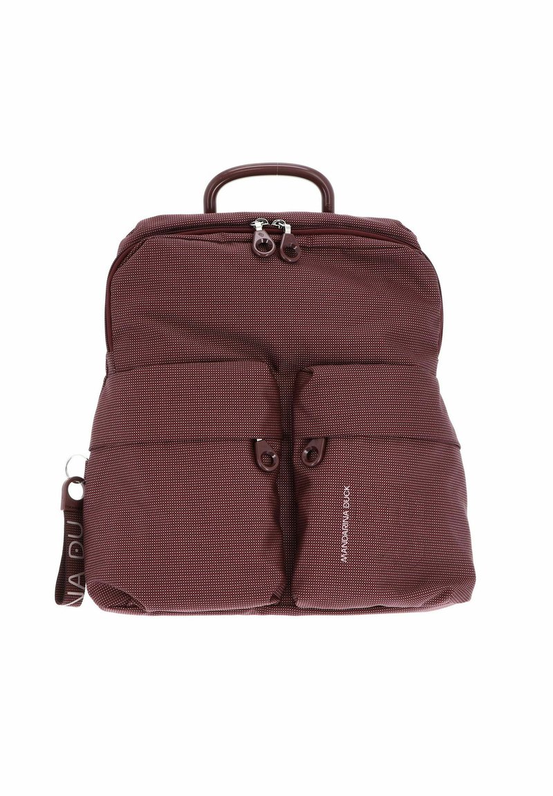 Sac à dos texturé bordeaux avec poignée supérieure, poches frontales zippées doubles, sangle latérale, et "AMANDARINA DUCK" imprimé sur la poche droite.