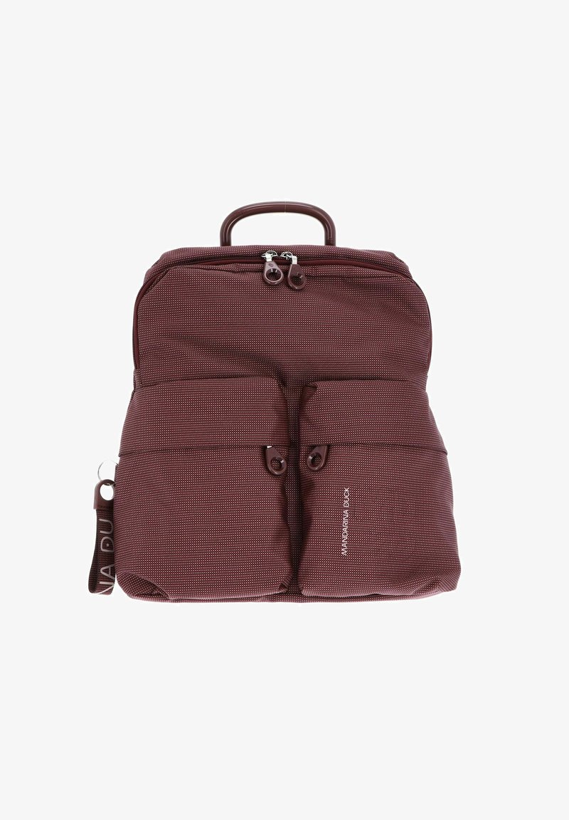 Sac à dos texturé bordeaux avec poignée supérieure, poches frontales zippées doubles, sangle latérale, et "AMANDARINA DUCK" imprimé sur la poche droite.