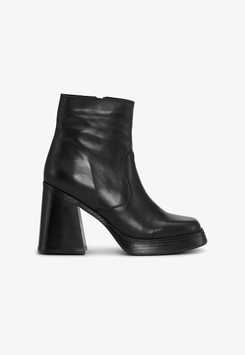 Černé kožené kotníkové boty s elegantním designem, vysokým masivním podpatkem a zaoblenou špičkou. Nabízí zip na boku a hladký povrch.