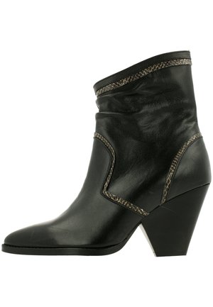Sort læderankelstøvle med et løsnet design, spids tå og en tekstureret finish. Har kontrasterende syninger og en tilspidset hæl.