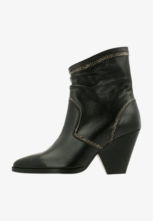 Bottine en cuir noir avec un design froissé, un bout pointu et une finition texturée. Caractéristiques de coutures contrastées et d'un talon effilé.