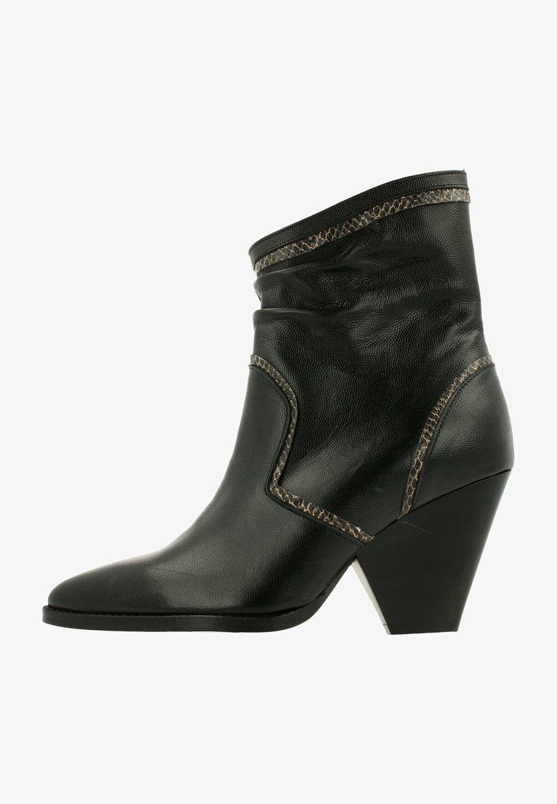 Bottine en cuir noir avec un design froissé, un bout pointu et une finition texturée. Caractéristiques de coutures contrastées et d'un talon effilé.