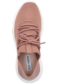 Zapatilla de malla rosa sin cordones con una superficie texturizada, cordones elásticos y una suela de goma blanca. Etiqueta de la marca visible en el lateral.
