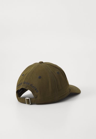 Gorra de béisbol verde oliva con visera curvada, material de algodón, correa ajustable en la parte posterior y texto bordado en la parte trasera.