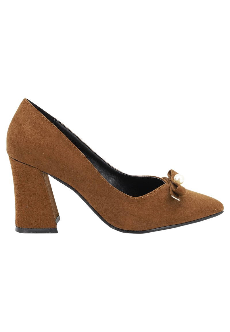Scarpa con tacco alto in suede marrone, con punta affusolata, tacco arrotondato e un fiocco decorativo con un accento di perla. Fodera interna nera e suola in gomma.
