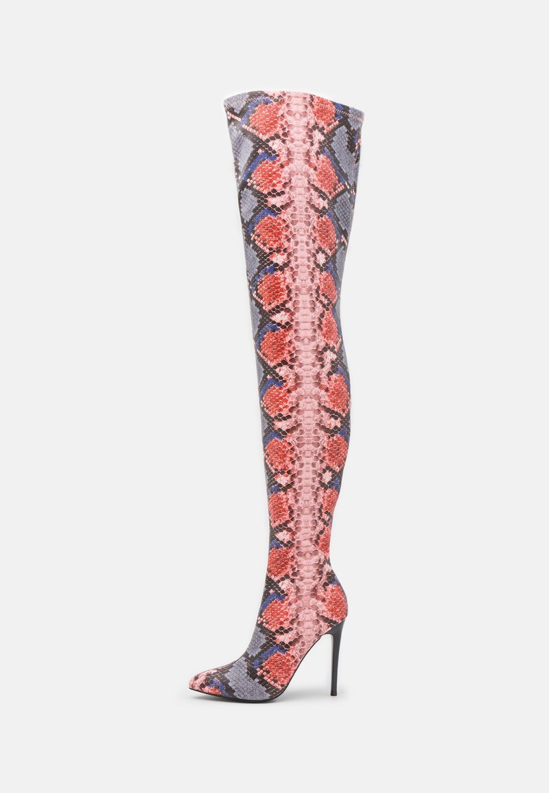 Botte cuissarde à talon aiguille avec bout pointu, présentant un motif peau de serpent rose, rouge, bleu et noir sur un matériau lisse.