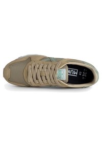 Zapatillas de deporte beige y verdes con materiales de malla y gamuza, que presentan una superficie texturizada, cordones y una plantilla suave. La etiqueta de tamaño muestra EU 42.