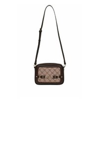 Borsa a tracolla marrone con parte anteriore beige decorata, dotata di chiusura con cerniera e dettagli in metallo. Tracolla regolabile per maggiore versatilità.