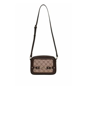 Borsa a tracolla marrone con parte anteriore beige decorata, dotata di chiusura con cerniera e dettagli in metallo. Tracolla regolabile per maggiore versatilità.