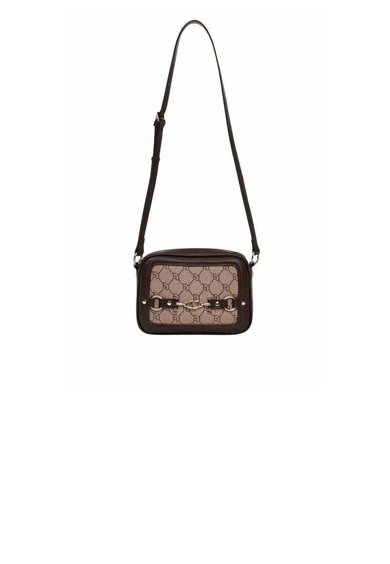 Borsa a tracolla marrone con parte anteriore beige decorata, dotata di chiusura con cerniera e dettagli in metallo. Tracolla regolabile per maggiore versatilità.