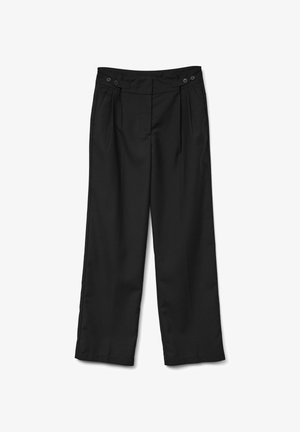 Zwarte, wijde broekspijpen van gladde stof. Kenmerkt plooien en twee voorknopen bij de tailleband. Strakke randen en geen zichtbare patronen.