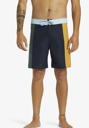 Badehose mit einem farbblockierten Design, das Abschnitte in Marineblau, Olivgrün und Senfgelb enthält. Leichtes, schnell trocknendes Material.