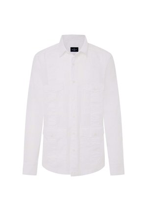 Camisa blanca de manga larga hecha de tejido ligero, con dos bolsillos de parche en la parte delantera y un cierre de botones, textura suave.
