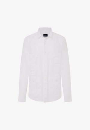 Camisa blanca de manga larga hecha de tejido ligero, con dos bolsillos de parche en la parte delantera y un cierre de botones, textura suave.