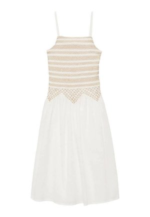 Robe blanche à fines bretelles, avec un corsage texturé présentant des rayures horizontales beiges et une jupe évasée et lisse.