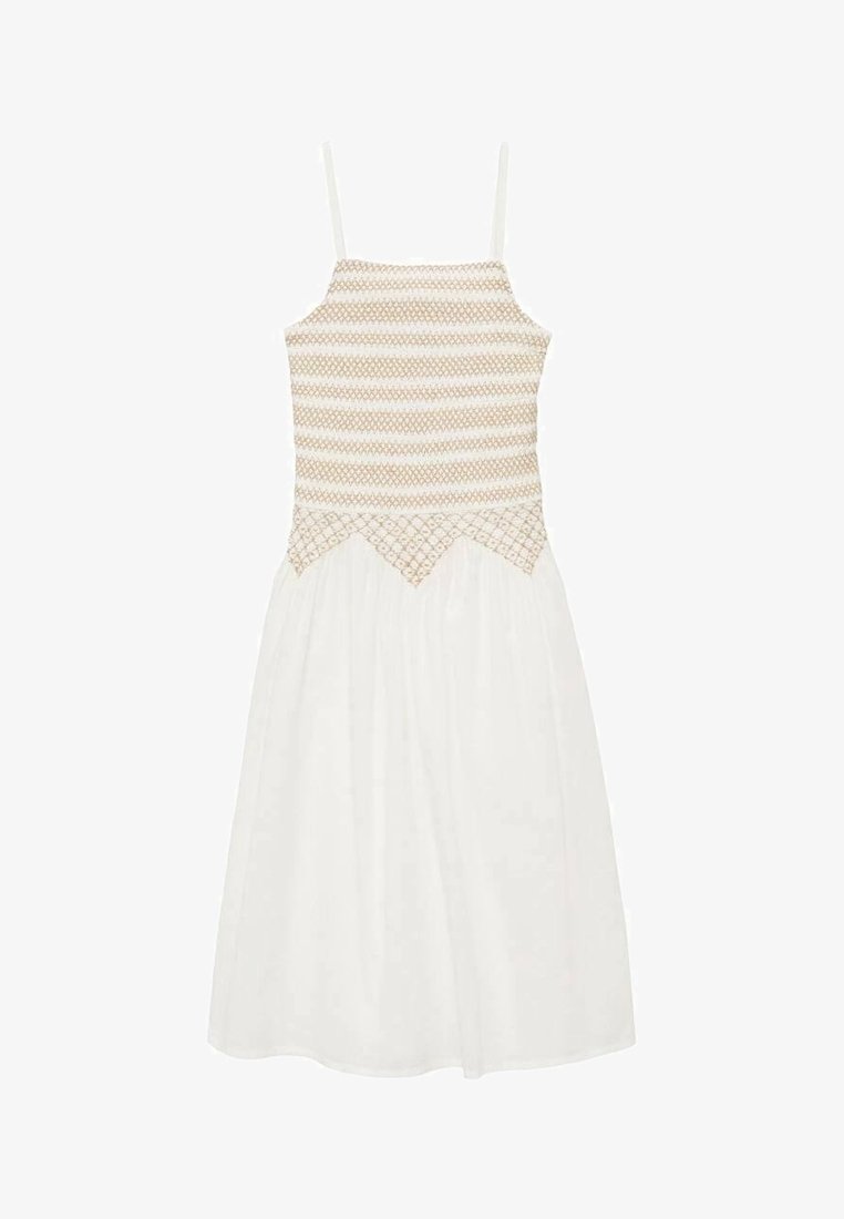 Robe blanche à fines bretelles, avec un corsage texturé présentant des rayures horizontales beiges et une jupe évasée et lisse.