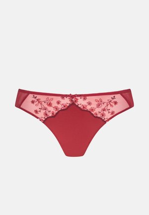 Slip rosso stile bikini con dettagli in pizzo floreale e un pannello in tessuto liscio. Bordo ondulato e un accento a fiocco centrale.