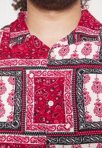 Pier One PAISLEY  - Camisa - red-beige