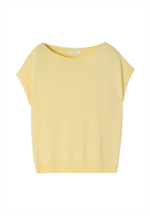 Top galben cu mânecă scurtă, confectionat dintr-un material moale, având un decolteu larg de tip barcă și o croială lejeră cu tiv drept.