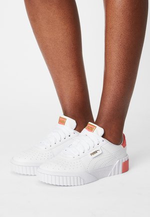 CALI PERF - Baskets basses - white/georgia peach/team gold