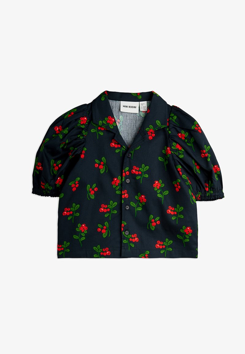 Blusa curta preta de mangas curtas com padrão de bagas vermelhas e folhas verdes, mangas bufantes com punhos elásticos e botões na frente.