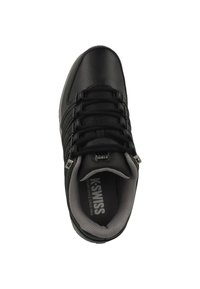 Černá sportovní bota s hladkým koženým svrškem, texturovanou síťovinou podšívkou, plochými tkaničkami a polstrovanou stélkou. Na jazyku se nachází logo.