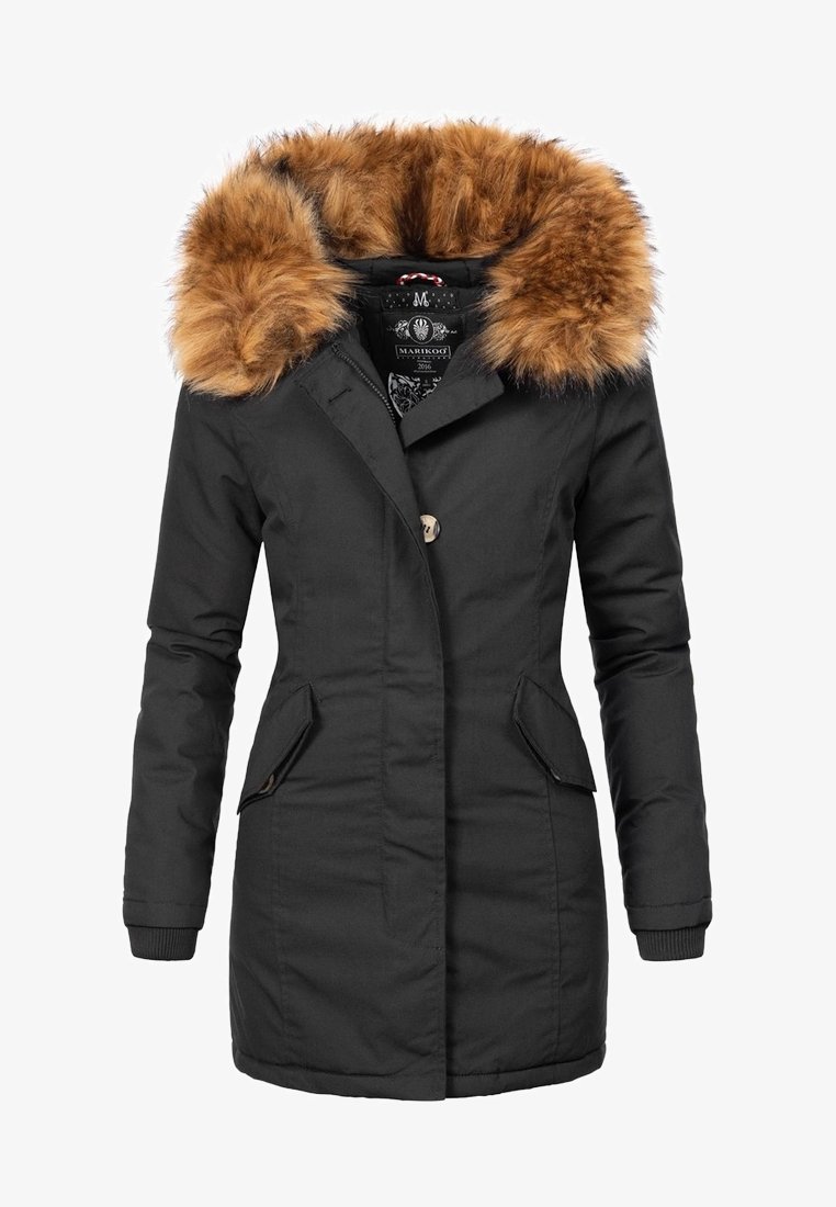 Manteau d'hiver long noir avec une grande capuche bordée de fourrure brune, poches avant avec rabats, fermeture à boutons et à glissière.