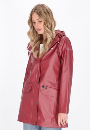 Rode waterdichte jas met een capuchon, drukknoopsluiting, twee voorzakken en een gladde glanzende textuur. Bevat een trekkoorddetail bij de capuchon.