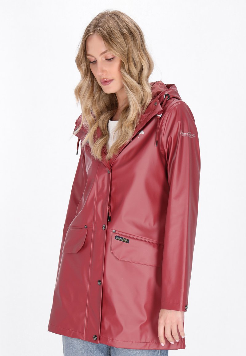 Punainensateinen vesitiivis takki hupulla, nepparilla varustettuna, kahdella etutaskulla ja sileällä kiiltävällä pinnalla. Hupussa on narukiristys.