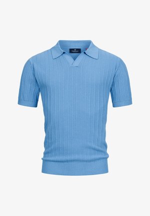 Polo en maille bleu clair à manches courtes avec motif côtelé vertical et col ouvert, taille cintrée, et étiquette de la marque Kronstadt à l'intérieur du col.