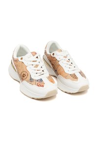 Sneaker bianchi con tomaia a motivo mappa, caratterizzata da tonalità di beige e arancione. Dotati di lacci bianchi e di un accento dorato sul tallone.