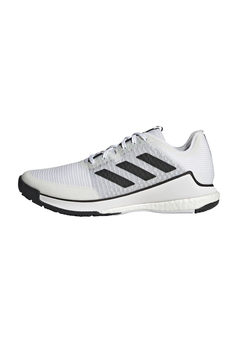 Weiße Sportschuhe mit schwarzen Akzenten, ausgestattet mit einem strukturierten Obermaterial, einer gepolsterten Sohle und drei schwarzen Streifen an der Seite. Schnürdesign.