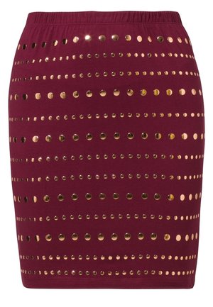 Bordeaux getailleerde rok met horizontale rijen reflecterende gouden ronde studs en een elastische tailleband.