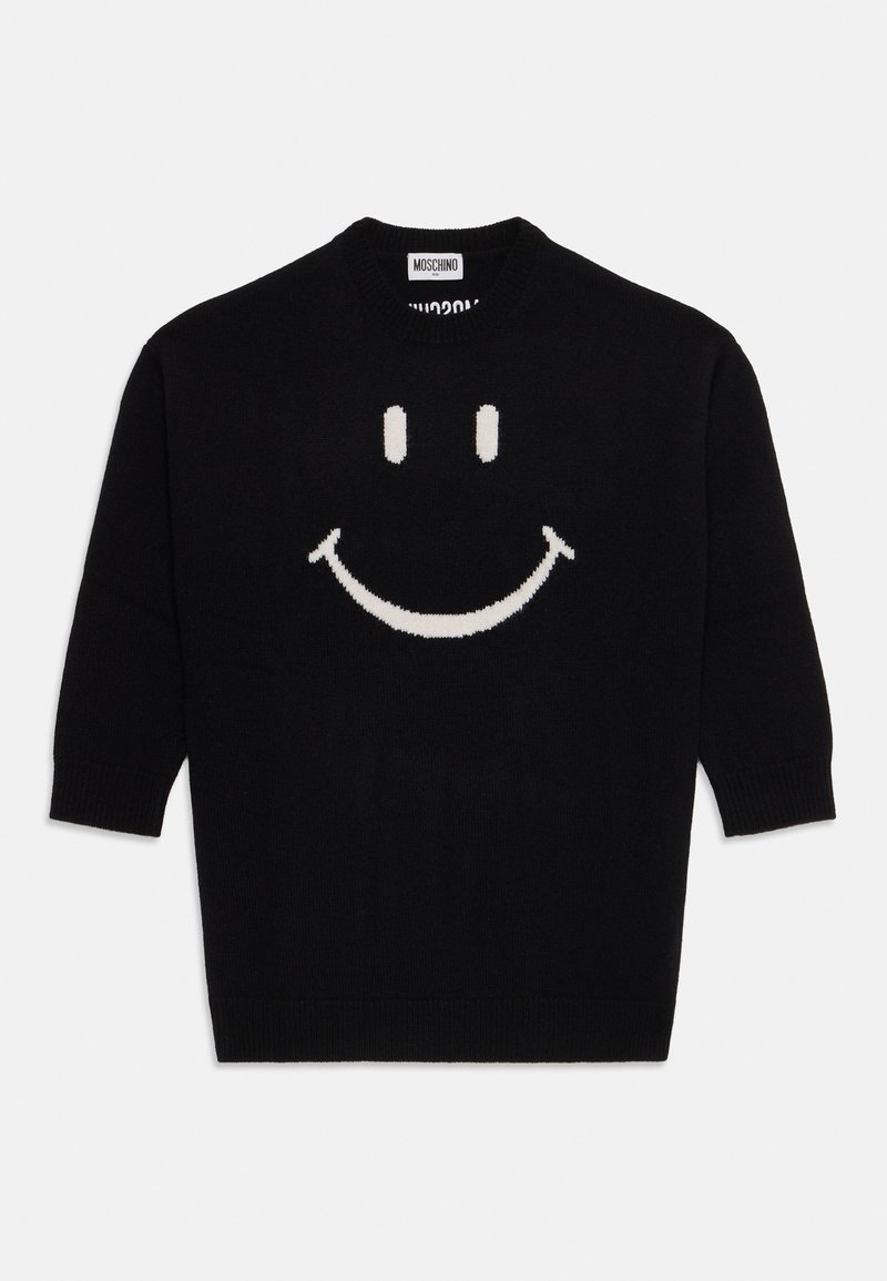 Sweater de malha preta com mangas curtas, apresentando um grande desenho de uma cara sorridente branca. Decote redondo, punhos e bainha canelados.