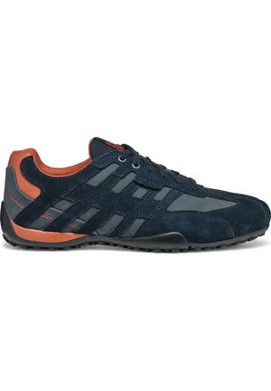Niebieskie sneakersy z zamszu z szarymi skórzanymi akcentami, teksturowana powierzchnia, okrągły czubek i czarna gumowa podeszwa. Posiadają pomarańczowy detal na pięcie.