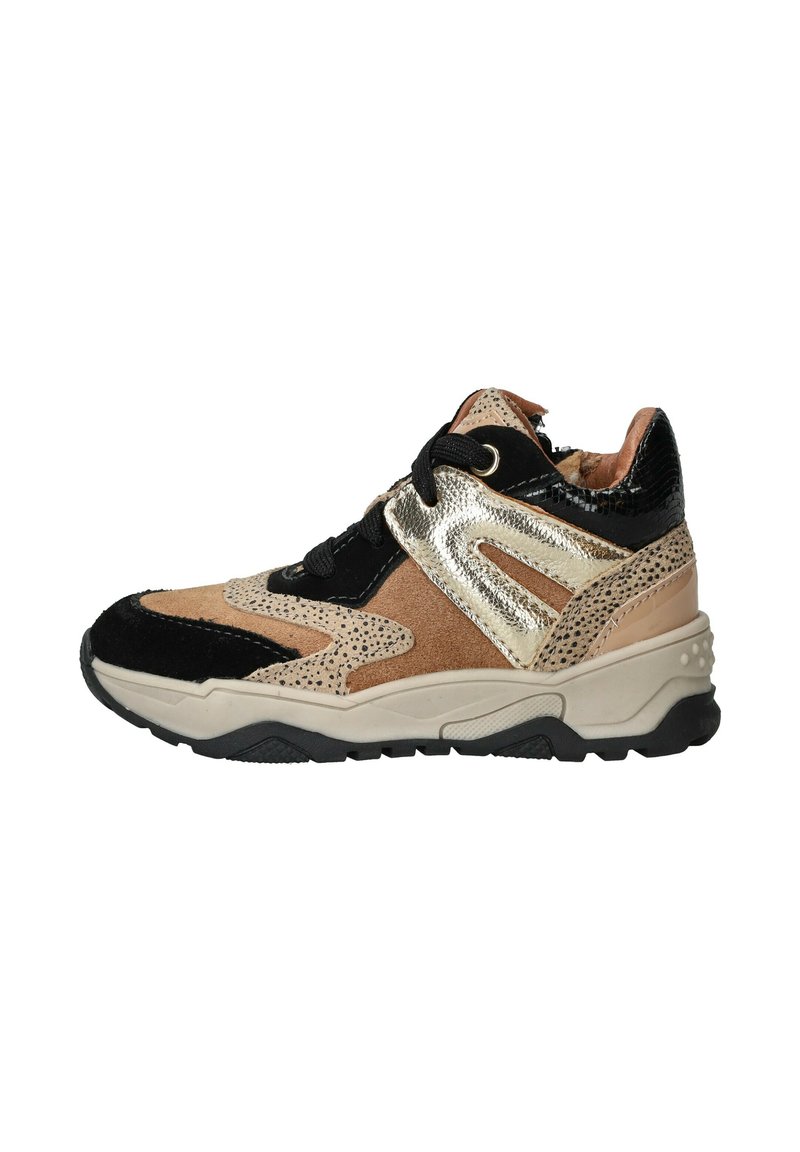 Sneakers met een mix van zwart suede, beige en bruine textuurmaterialen, en metallic gouden accenten. Dikke zool met zwart loopvlakpatroon.