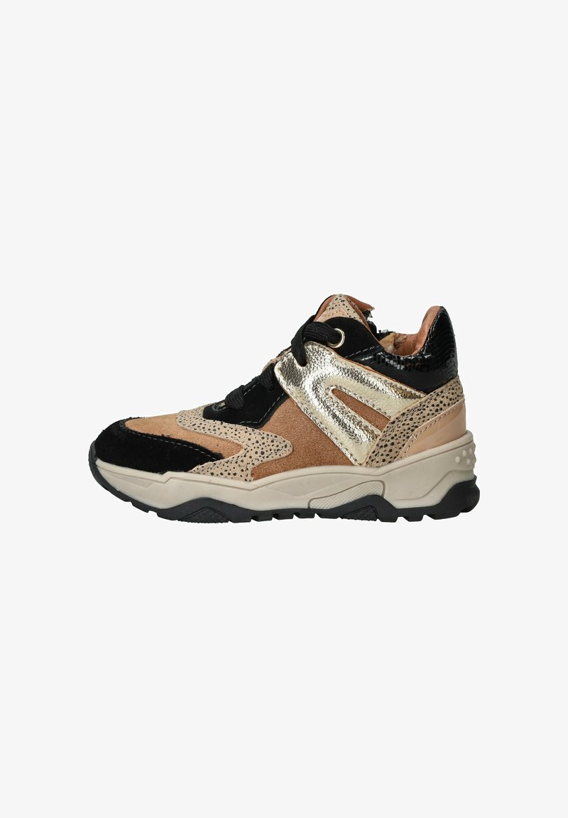 Sneakers met een mix van zwart suede, beige en bruine textuurmaterialen, en metallic gouden accenten. Dikke zool met zwart loopvlakpatroon.