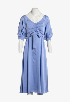 Robe midi bleu clair avec manches ballon, buste froncé, détail nœud papillon et col en V sur un mannequin blanc.