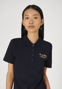 Tommy Hilfiger SLIM SCRIPT GRAPHIC  - Poloskjorter - desert sky