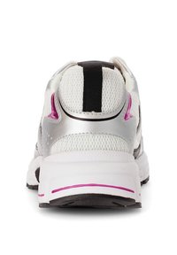 Witte mesh sportschoen met zilveren en zwarte accenten. Kenmerkt zich door een roze streep en een gestructureerde hiel. Verstevigde hielkap voor ondersteuning.