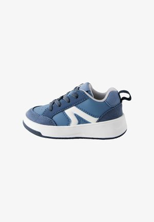 Sneaker blu con una combinazione di texture lisce e scamosciate, dettagli bianchi, punta rotonda e una linguetta sul tallone. Design leggero.