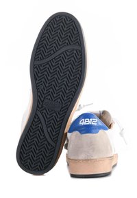 Sneakers con tomaia in pelle bianca e dettagli in suede grigio; tassello sul tallone blu con logo "4B12"; suola in gomma nera con motivo a spina di pesce.