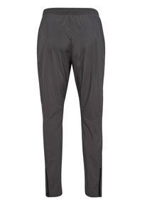 Zwarte sportbroek gemaakt van een glad, lichtgewicht materiaal, met een elastische tailleband en ritsventilatie aan de enkels voor gebruiksgemak.