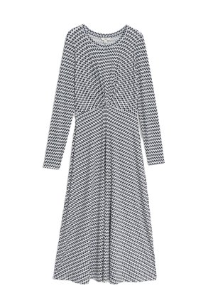 Langärmliges Kleid, mit kleinen marineblauen Formen auf weißem Hintergrund gemustert. Weicher Stoff, runder Ausschnitt, schwingender Rock.
