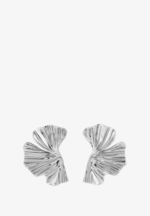 Zilveren oorbellen in de vorm van ginkgo bladeren met gestructureerde groeven en een glanzende afwerking, met een asymmetrisch, organisch ontwerp.