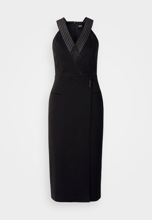 Vestito nero con collo alto e design a incrocio. Caratterizzato da un corpetto a righe testurizzato e una gonna liscia, con tasche laterali e cerniera.